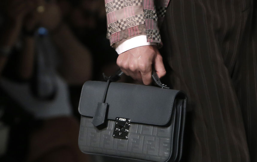 Показ классической одежды, детали. Фото AFP