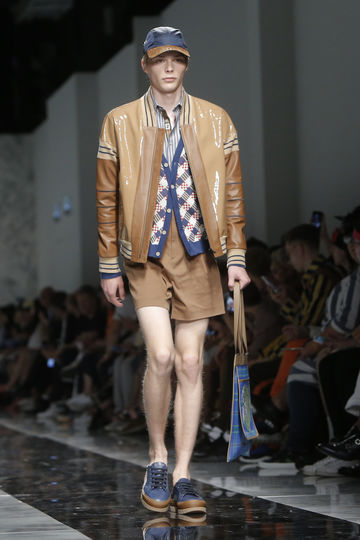 Показ классической одежды. Фото AFP