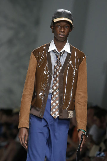 Показ классической одежды. Фото AFP