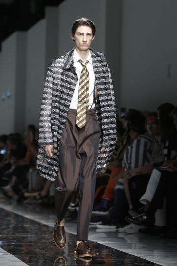 Показ классической одежды. Фото AFP