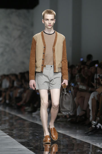 Показ классической одежды. Фото AFP