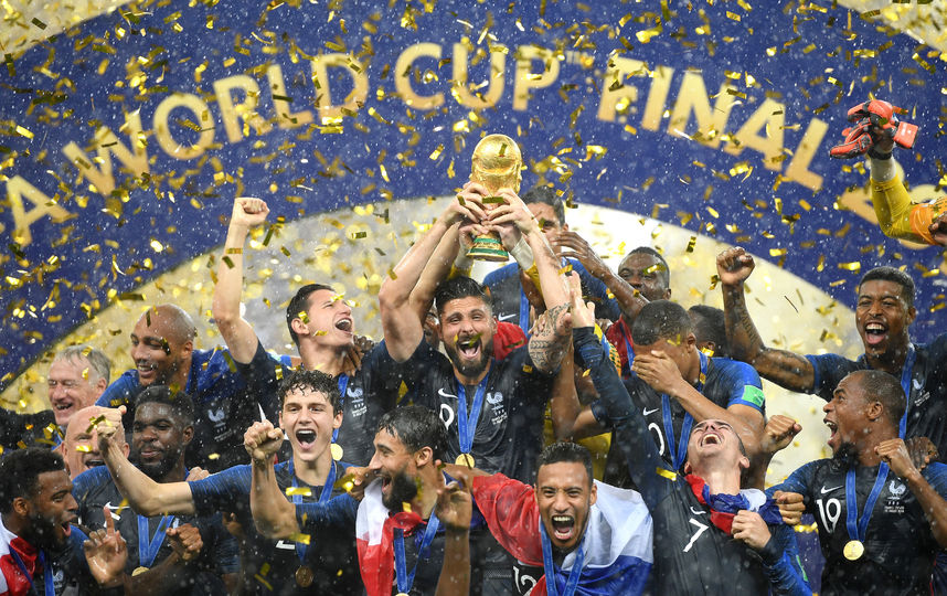 Сборной Франции вручили Кубок мира по футболу в ливень: яркие фото