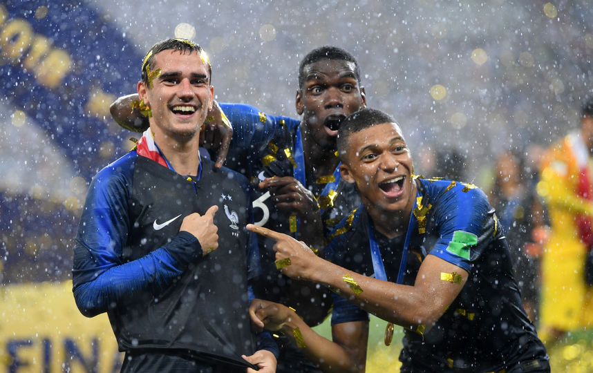Антуан Гризманн с партнёрами по сборной Франции празднует успех. Фото Getty