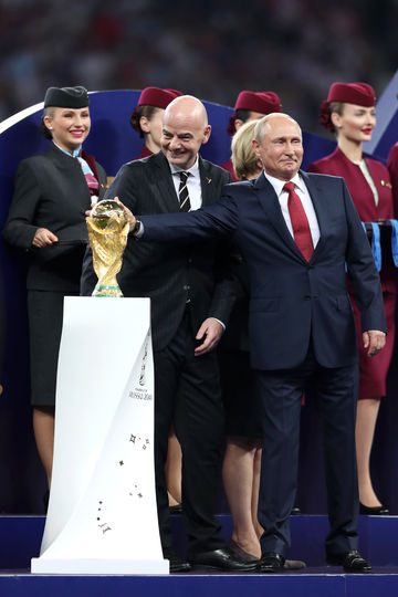 Джанни Инфантино и Владимир Путин на вручении Кубка Мира французам. Фото Getty
