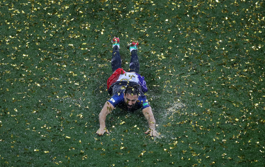 Игрок сборной Франции не отказал себе в удовольствии "искупаться" в Лужниках. Фото Getty