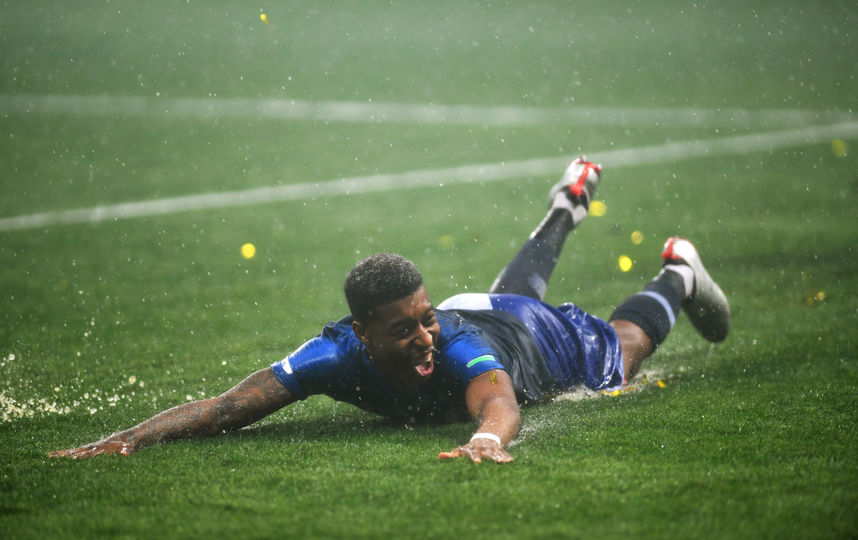 Преснель Кимпембе проехался по газону "Лужников" в ливень. Фото Getty