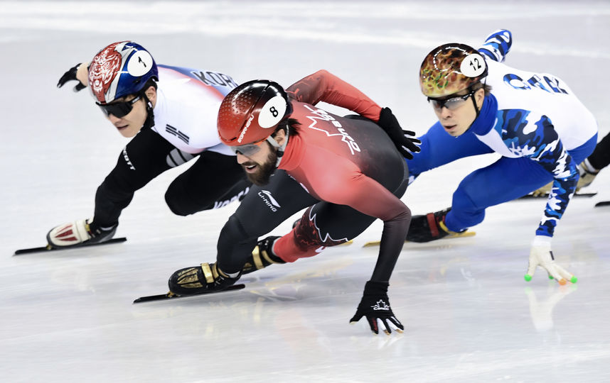 Семён Елистратов (в бело-синей форме) на трассе в Корее. Фото AFP