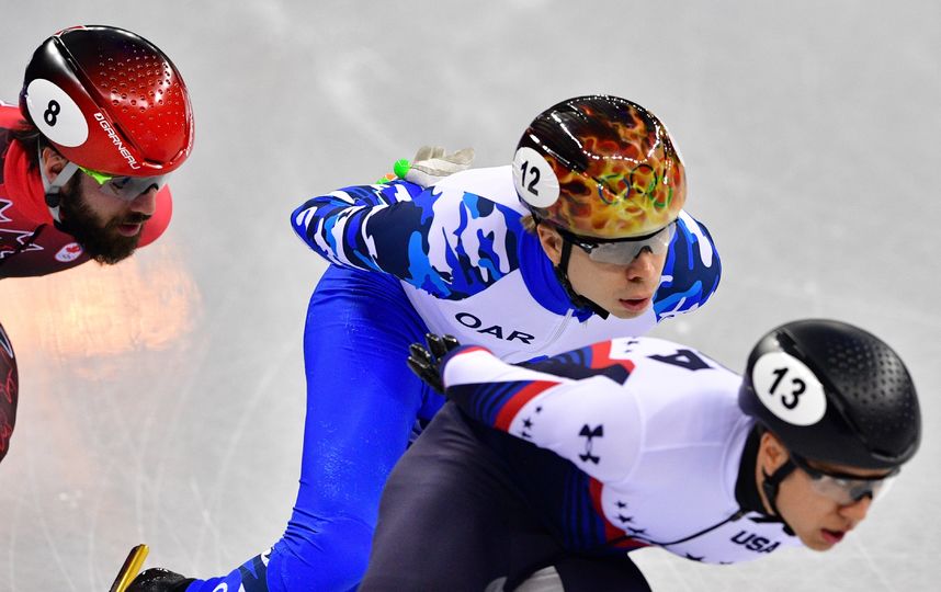 Семён Елистратов (в бело-синей форме) на трассе в Корее. Фото AFP