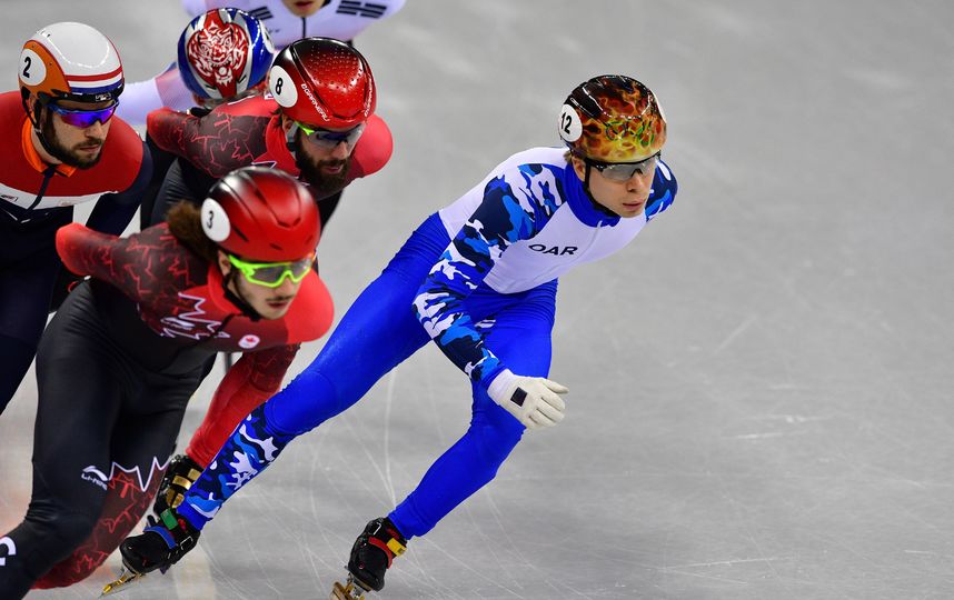 Семён Елистратов (в бело-синей форме) на трассе в Корее. Фото AFP