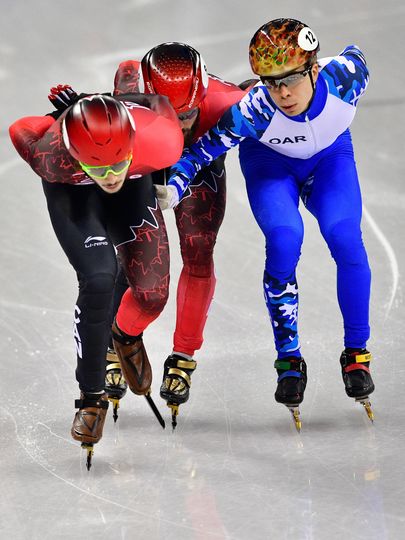 Семён Елистратов (в бело-синей форме) на трассе в Корее. Фото AFP