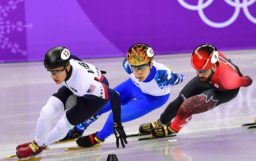 Семён Елистратов (в бело-синей форме) на трассе в Корее. Фото AFP