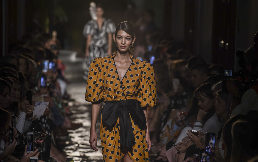 В колумбийском городе Медельин началась Неделя моды. Фото AFP