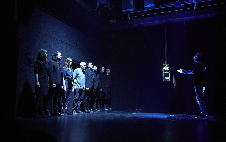 На сцене царит полумрак. Получается атмосферно. Фото пресс-служба театра