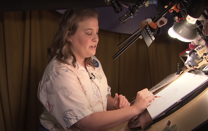 Художник Хизер Ворли показывает, как рисовать персонажа. Фото youtube.com/user/DisneyParks, Скриншот Youtube