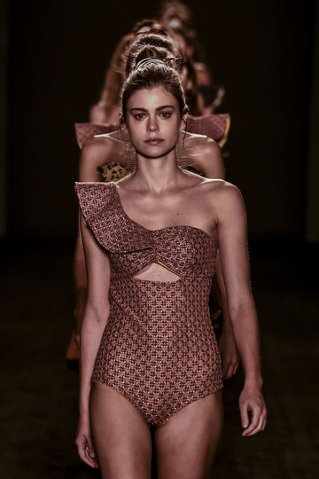 В колумбийском городе Медельин началась Неделя моды. Фото AFP