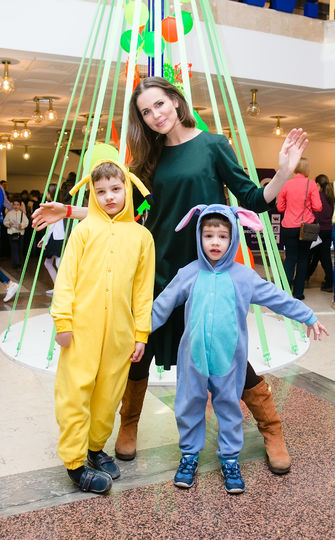 Наталья Лесниковская с детьми. Фото предоставлено организаторами ёлки.