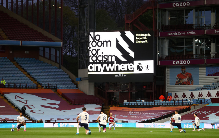 В Англии перед игрой на колено встают все игроки. Фото Getty