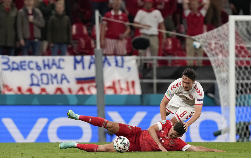Роман Зобнин на этом Евро запомнился только неудачным пасом на вратаря. Фото AFP