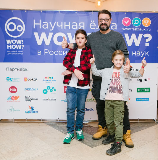 Виктор Логинов с детьми. Фото предоставлено организаторами ёлки.