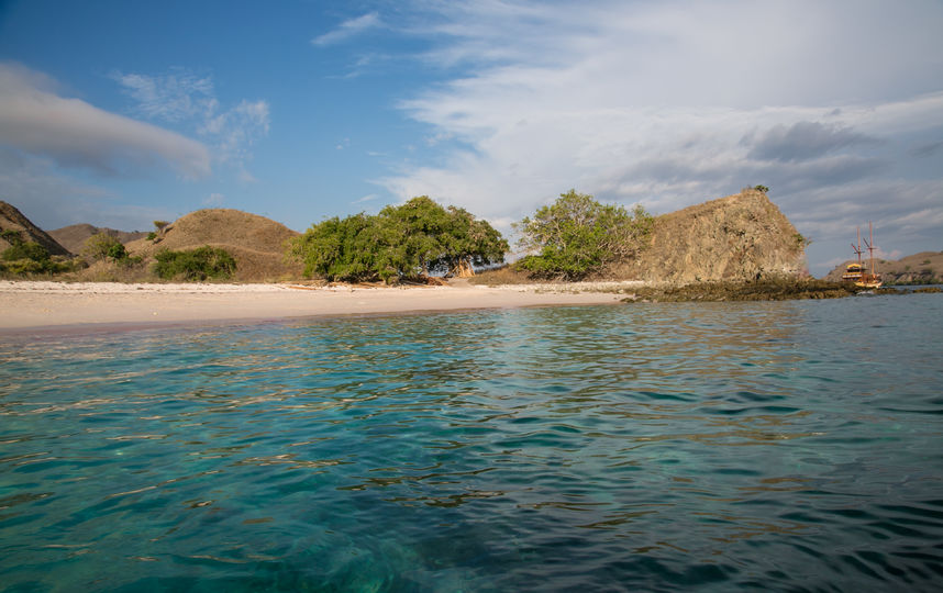 Пляж Пинк становится розовым во время прилива. Это уникальное и красивое место для отдыха. Фото Анна Киселёва.