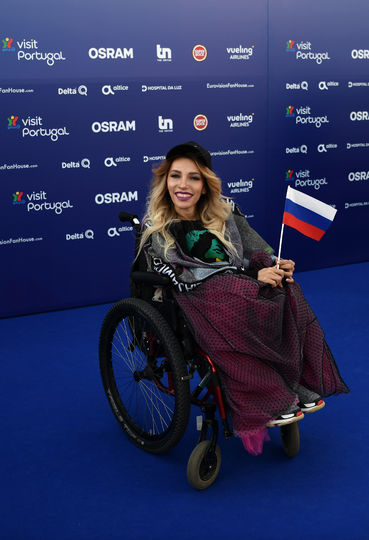 Участники "Евровидения-2018" блеснули нарядами на голубой дорожке: яркие фото