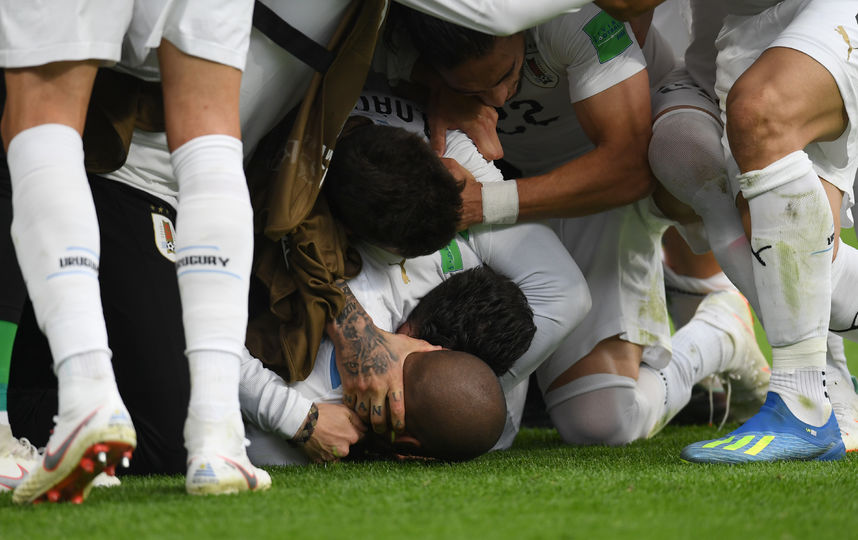 Партнёры поздравляют Хименеса с забитым мячом. Фото AFP