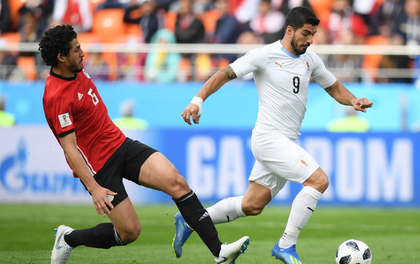 Нападающий уругвайцев Луис Суарес уходит от игрока. Фото AFP