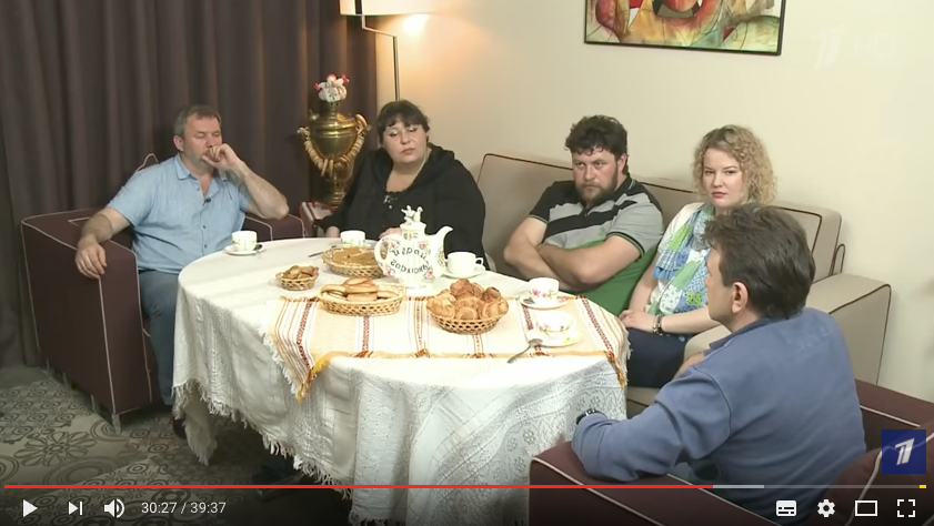 Тимур Кизяков с гостями передачи. Фото скриншот с блога "Первого канала" на YouTube