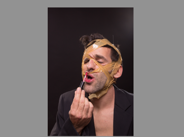 Леди Гага предлагает удалять макияж скотчем. Фото IStock