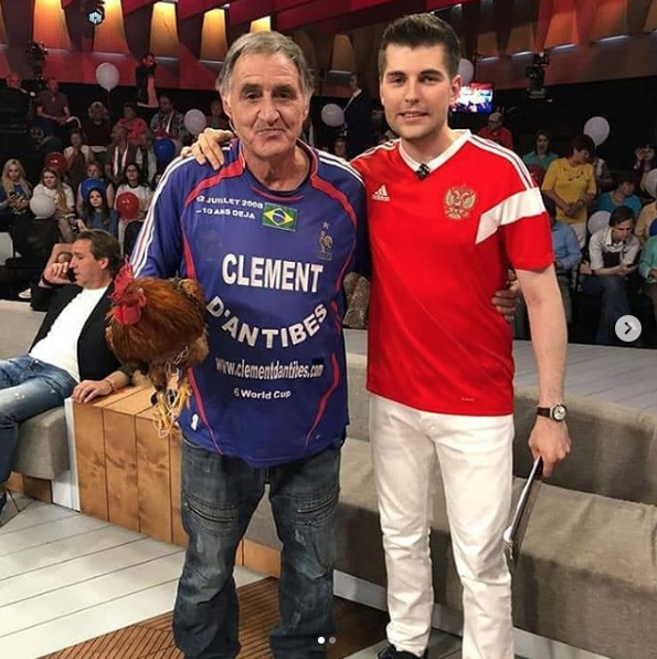 Клемент ди Антибс с петухом на съёмках программы "Пусть говорят". Фото https://www.instagram.com/clement_dantibes.off/