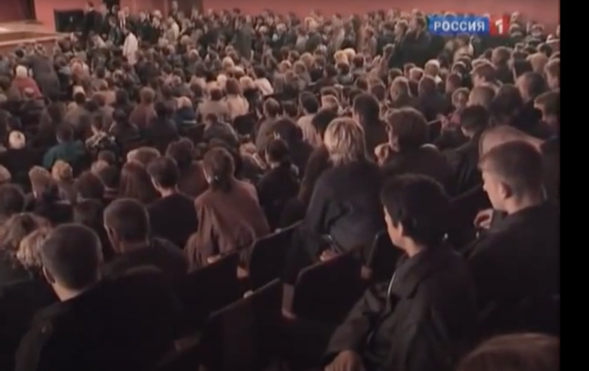 Дом офицеров в Видяево, в котором президент Путин общался с родственниками погибших подводников. Фото скриншот https://www.youtube.com/watch?v=eTBBcsVS-jE