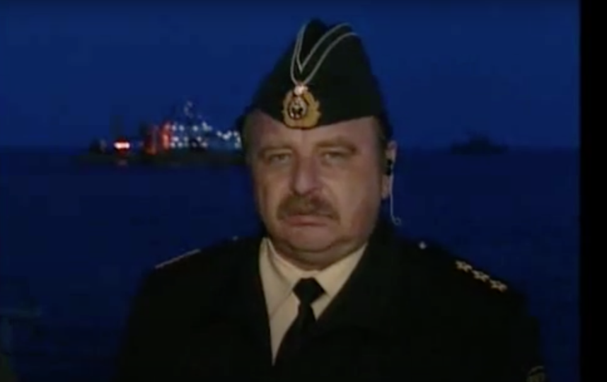 Вячеслав Попов, на тот момент командующий Северным флотом, в прямом эфире на всю страну объявляет, что экипаж "Курска" погиб. Фото скриншот https://www.youtube.com/watch?v=BglHUqnFcDE