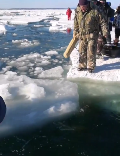 Cпасатели эвакуировали 217 рыбаков со льдины, оторвавшейся от берега на юге Сахалина: видео