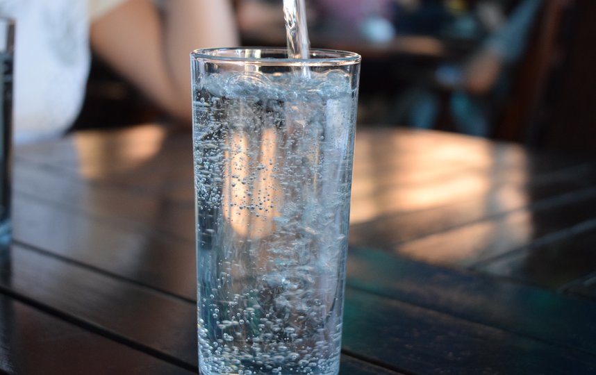 Диетолог рассказала, кому нельзя пить минеральную воду и почему