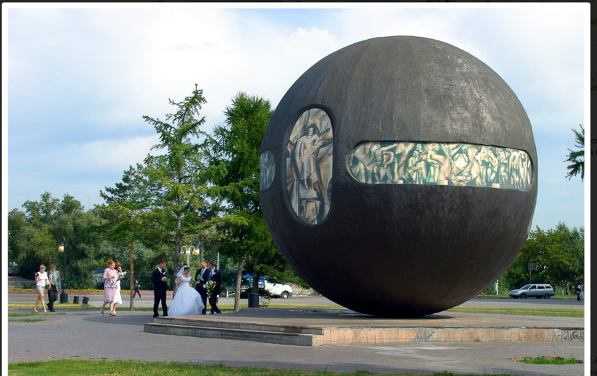 Тот самый памятник основателям города, который "пытался покинуть Омск". Фото admomsk.ru