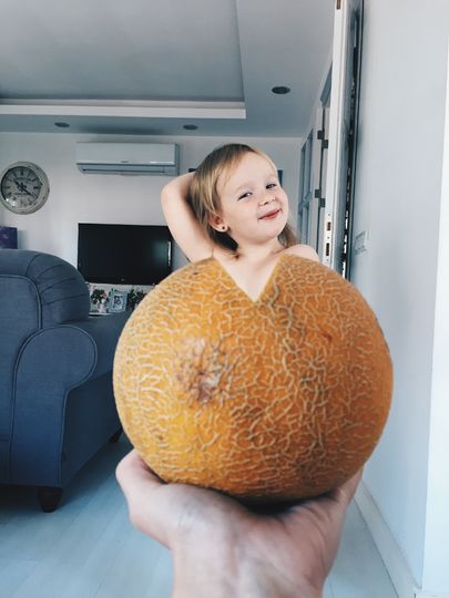 Instagram c русской девочкой в одежде из еды стал сенсацией в Интернете