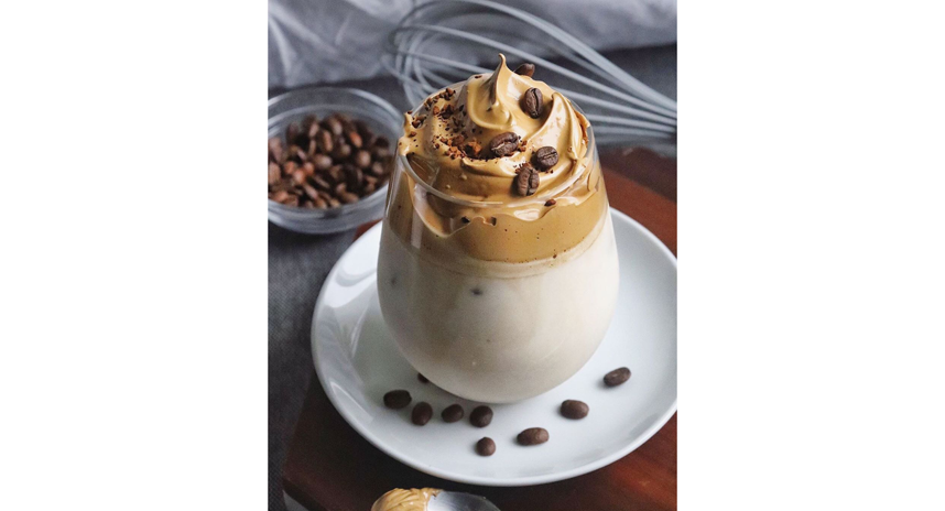 Дальгона-кофе сладкий, согласно оригинальному рецепту, и больше походит на десерт. Фото instagram.com/bottlelove