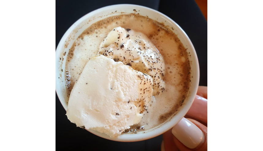 В кофе глясе добавляется мороженое. Фото instagram.com/mary_bondar__