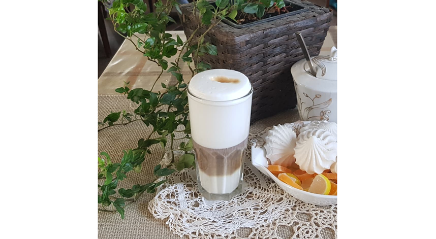 Латте варится на основе молока, образуя в бокале трёхслойную смесь из кофе, молока и пены. Фото instagram.com/svetlana_skrapi