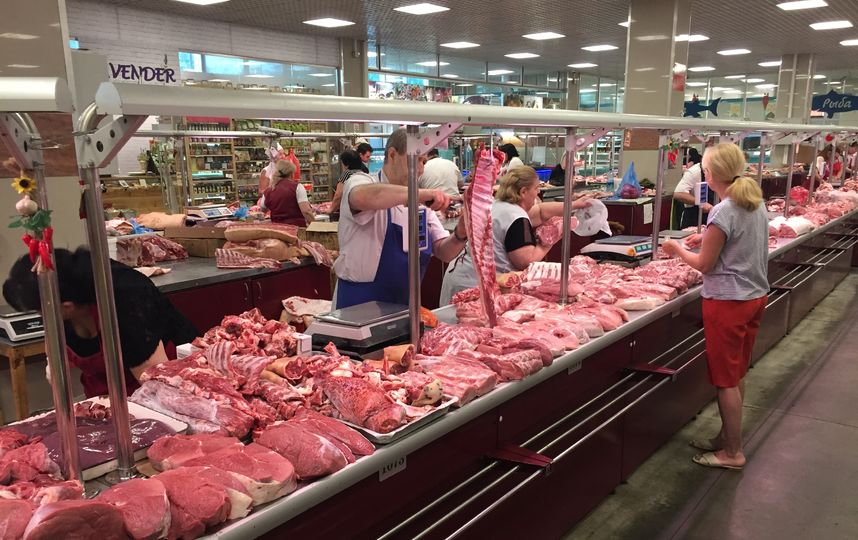 Продавец мяса взвешивает товар. Фото Кирилл Сосков