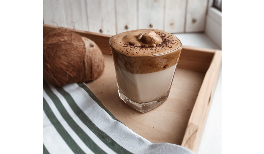 Для приготовления дальгона-кофе понадобится растворимый кофе, сахар, кипяток и молоко. Фото instagram.com/kseniya_kuryachaya