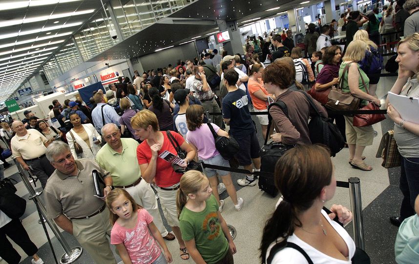 Наибольшее недовольство пассажиров, вылетающих из российских аэропортов, вызвали высокие цены в кафе, ресторанах и магазинах. Фото Getty