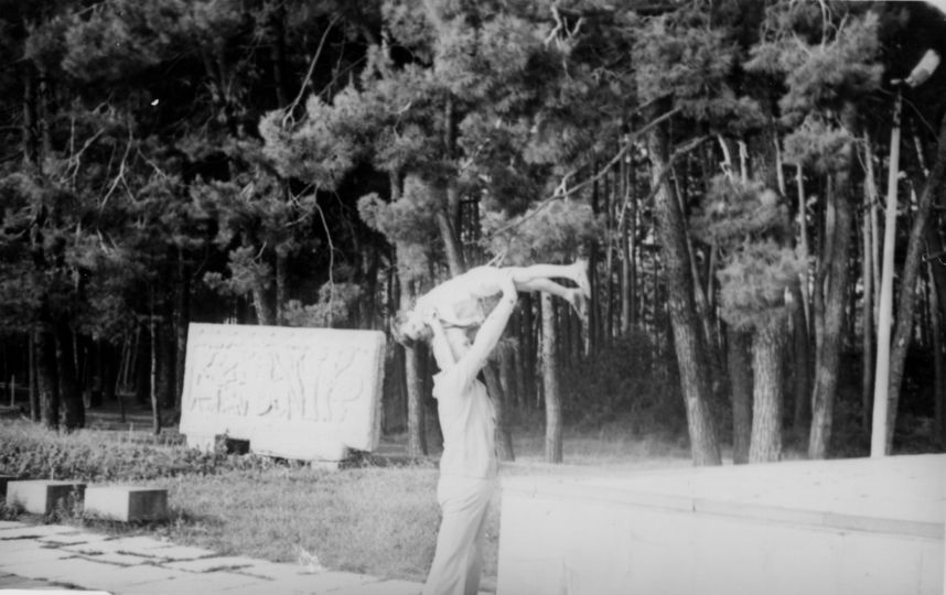 Академик Валентин Глушко в Пицунде "приучает к полётам" своего сына Александра. Фото Из архива семьи Глушко