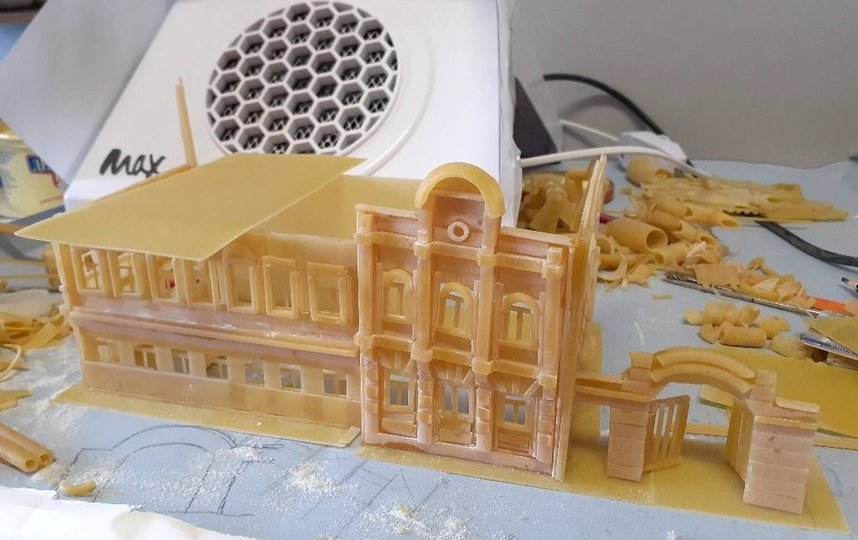 По словам "паста-скульптора", подбор "стройматериала" шёл по принципу цена – качество – никаких предпочтений по странам-производителям или маркам у него нет. Фото Сергей Пахомов