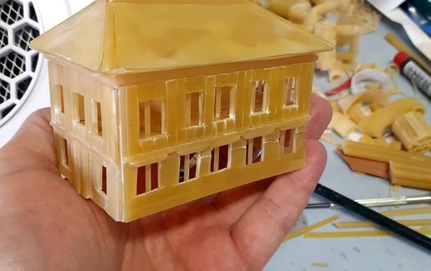 10 часов уходило у Сергея Пахомова на "строительство" самого простого здания для выставки. Фото Сергей Пахомов