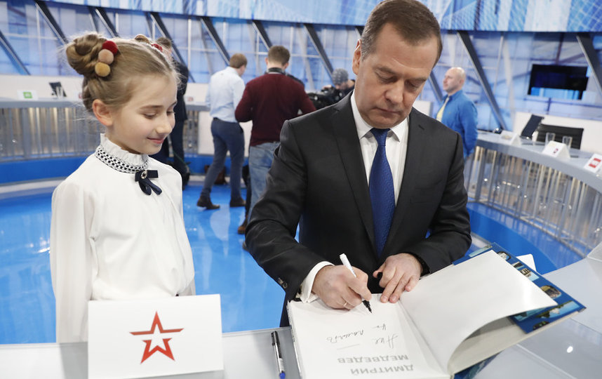 Медведев откровенно ответил на вопросы детей и комиков