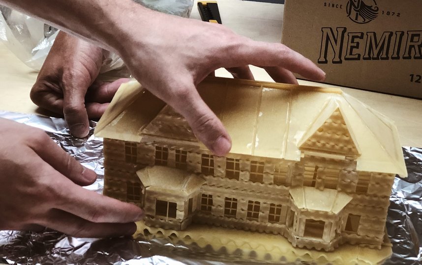 10 часов уходило у Сергея Пахомова на "строительство" самого простого здания для выставки. Фото Сергей Пахомов