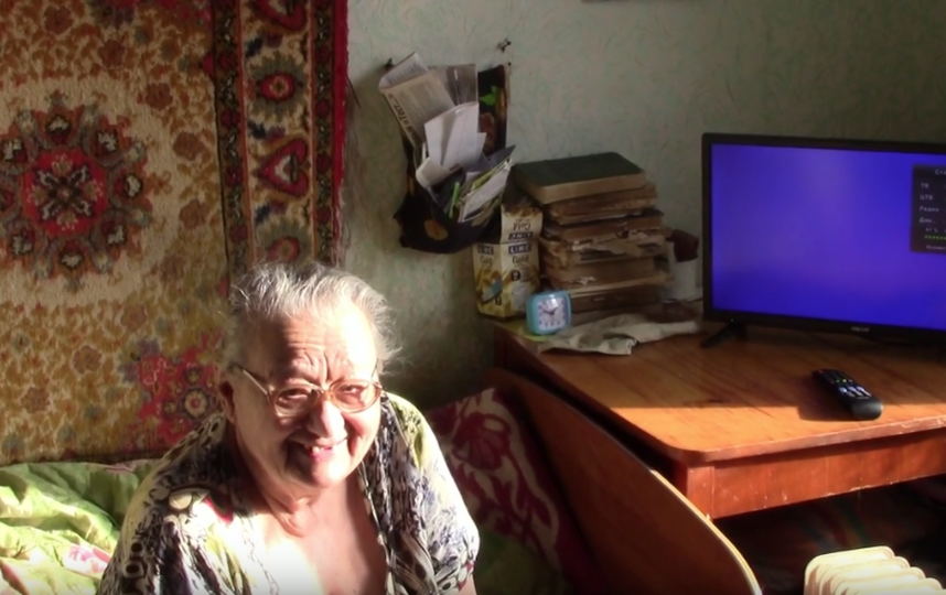 Валентине Владимировне привезли новый телевизор. Фото Скриншот Youtube/watch?v=4nYlPWyZ5HI&t=27s