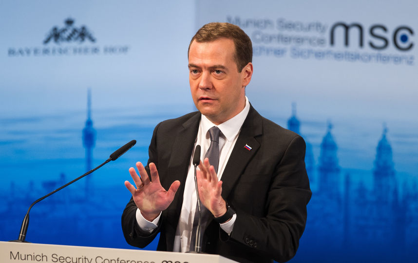 Правительство России во главе с Дмитрием Медведевым ушло в отставку