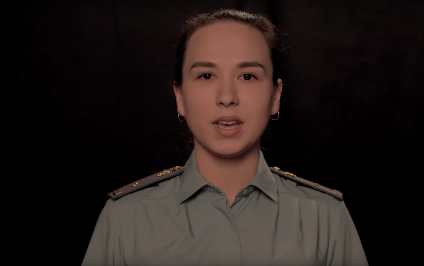 Сотрудница службы судебных приставов из Иркутска. Фото Скриншот/ УФССП России по Иркутской области, Скриншот Youtube